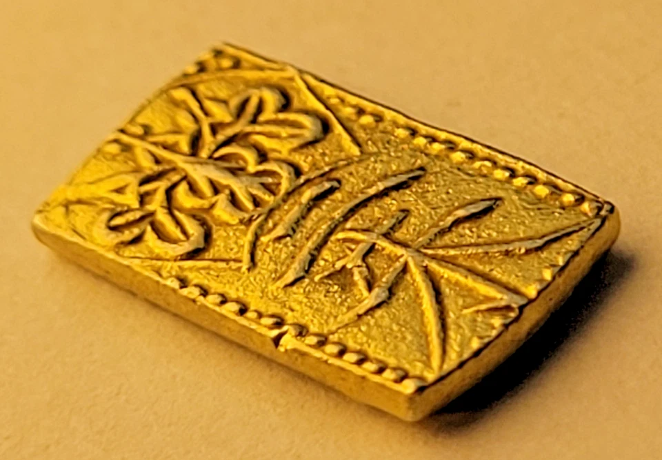 LINDA MOEDA SAMURAI OURO 1832-1858 (ERA TEMPO) OURO NISHU-KIN - 1,62g - Imagem 3 de 4