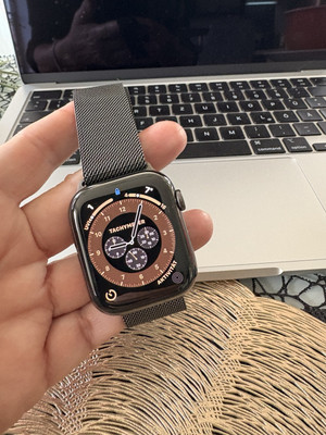 Apple Watch Series 8  45 mm Graphite/Ceramic Staintess Steel Case Milanese Loop 