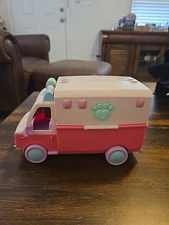 Little Live Pets Scruff-a-Luvs Surprise Vet Rescue - Ambulance Vet Set with bed