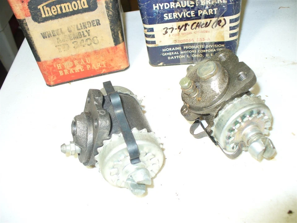 Par de cilindros de roda de freio traseiro Chevrolet 1938–48 - Imagem 3 de 3