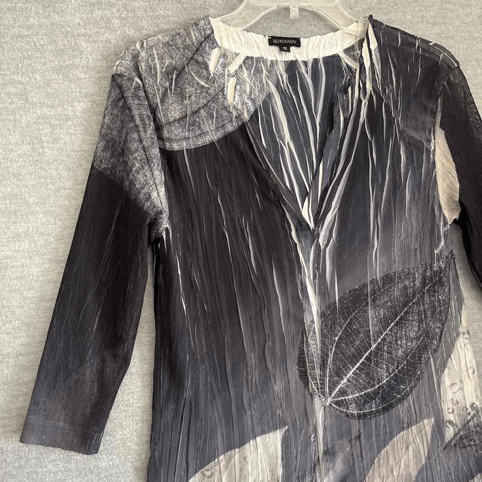 Top túnica transparente plisada Komarov para mujer pequeño artístico malla realista hoja impresión artística Foto 3 de 4