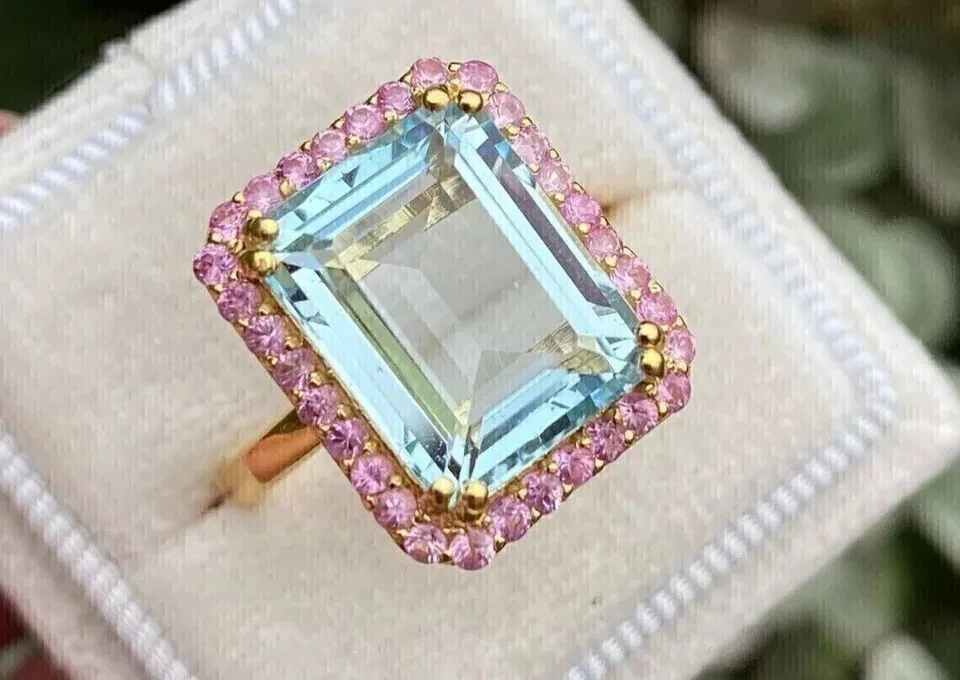 Anillo de aguamarina y zafiro rosa creado en laboratorio esmeralda de 3 quilates enchapado en oro amarillo de 14 quilates Foto 3 de 4