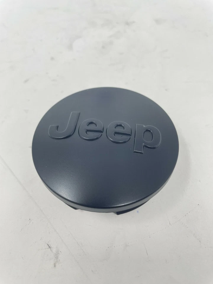 Tampão central de roda 13-22 Cherokee Compass Wrangler Gladiator preto fosco Mopar fabricante de equipamento original - Imagem 3 de 4