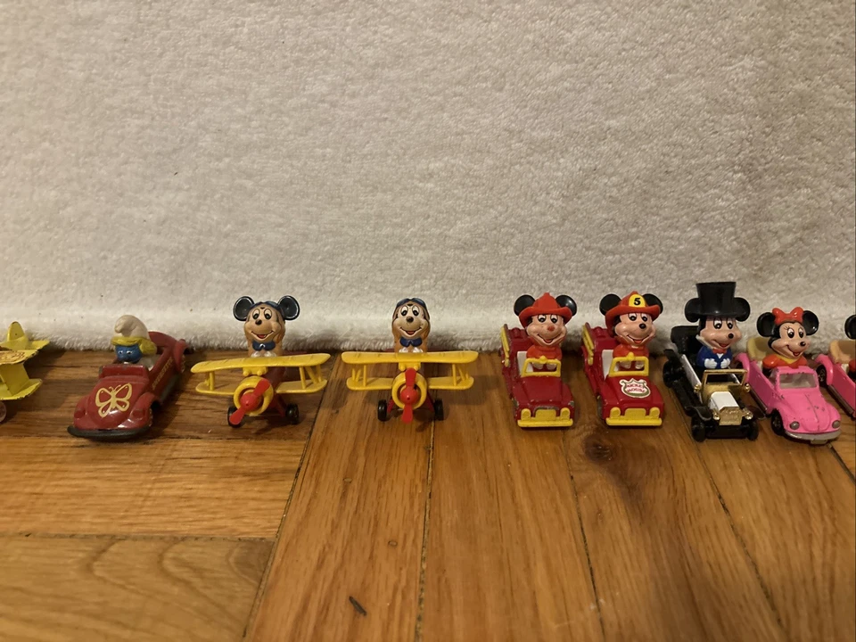 Lote de 16 autos de metal de personajes fundidos a presión de colección - Los Pitufos Disney Plaza Sésamo, etc. Foto 3 de 4