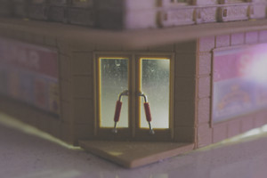 N gauge 1:160 Historic Corner Apartment block with Spar shop with lighting.