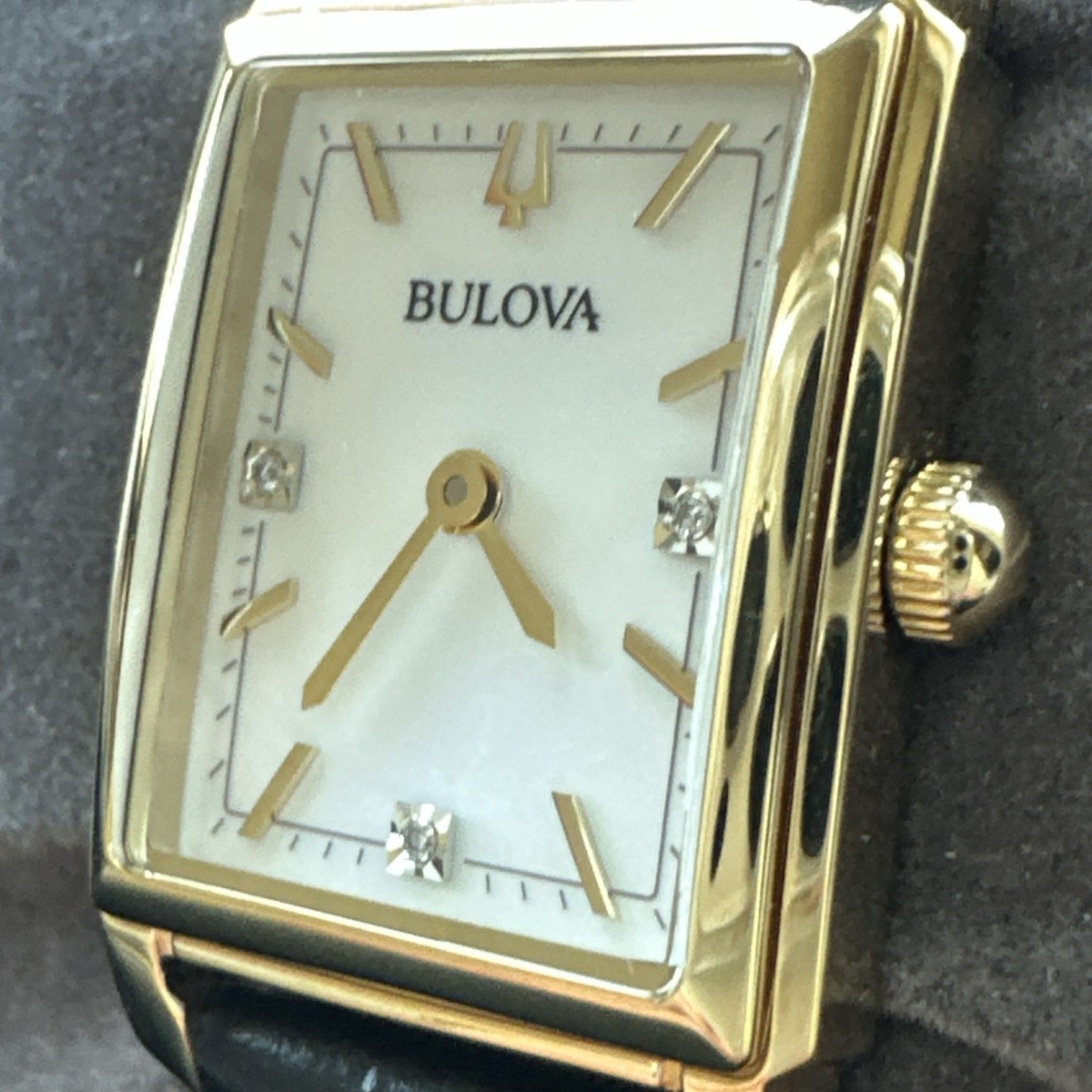 ロイヤル製　ビューティーコール Bulova Women's Sutton Classic Quartz Gemmed Black Leather Watch 21