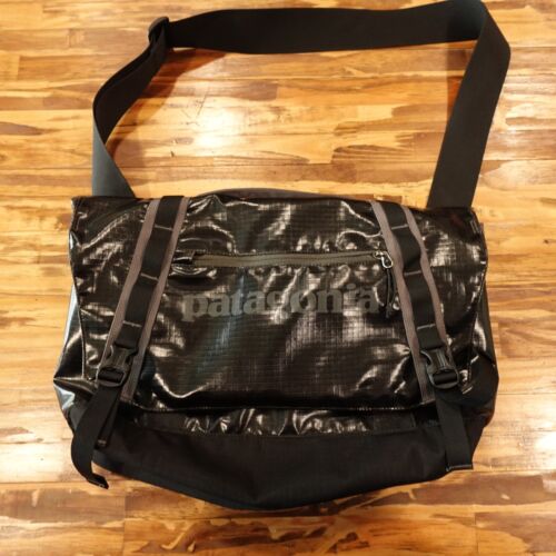 Patagonia Black Hole Mini Messenger Bag 12L Black Gray Style 49321 Flaw