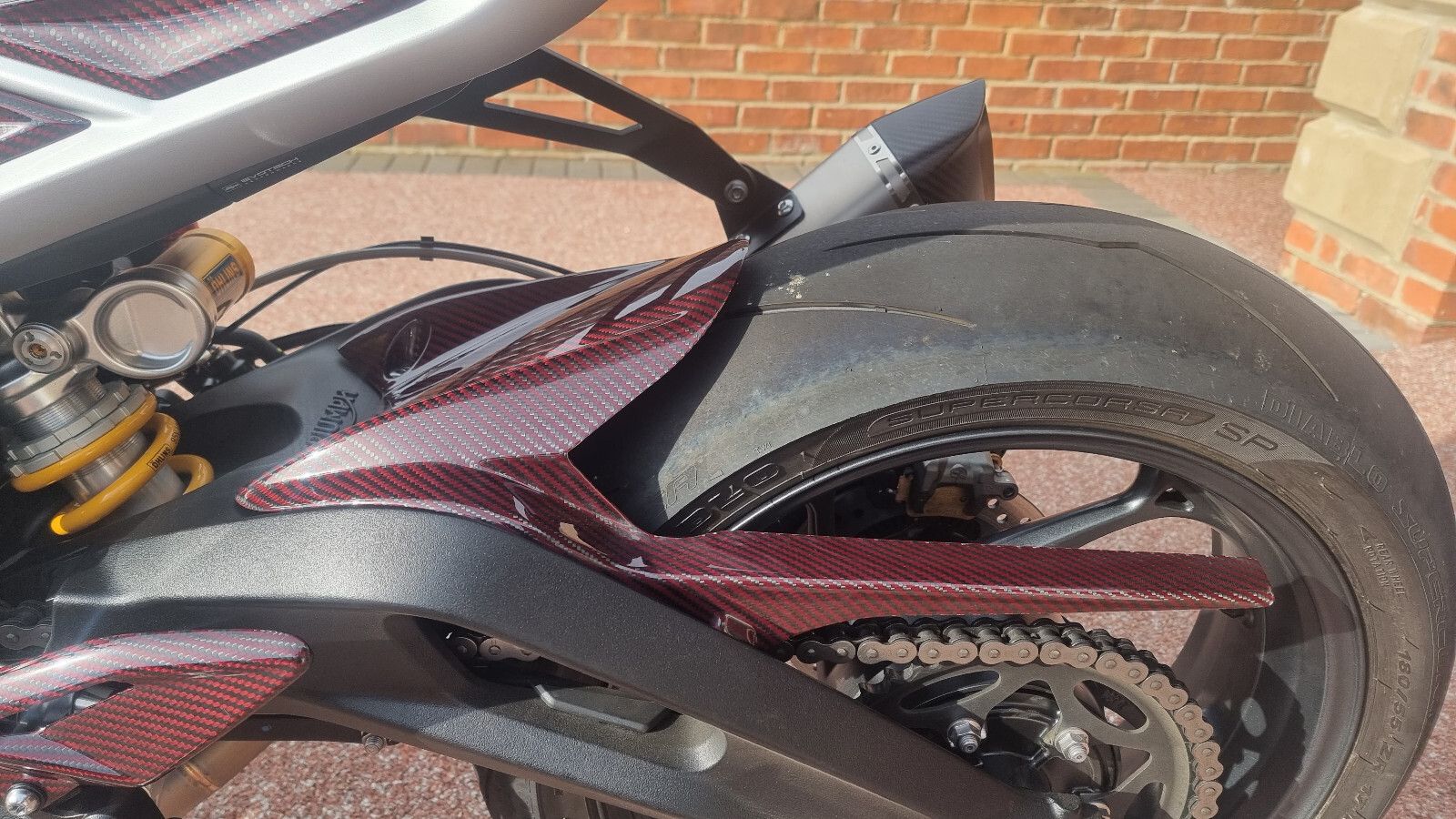 Lèche-roue arrière carbone rouge d'exception pour Triumph Street Triple 765 RX 2026