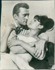 1962 Kirk Douglas Dahlia Lavi Pose In Two Weeks In Another Town Movies 7X9 Photo
