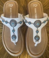 Sandalias de Tanga Minnetonka 360 Confort Blancas Acentos Medallón Para Mujer Talla 6”