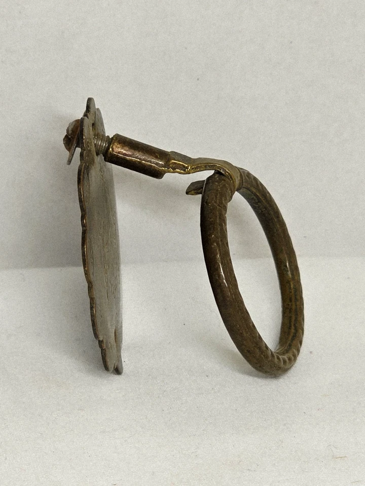 1900 年代小号深黄铜镀落环拉手和背板 1 古董 — 第 3/4 张图片