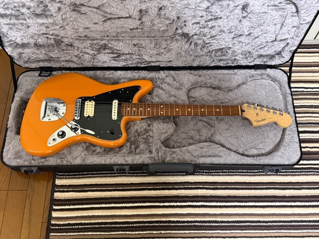 Fender Player Jaguar genuine hard case and genuine lock pegs included.