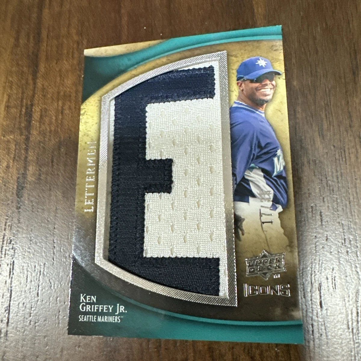 【希少品】Ken Griffey Jr. 記念 シリアルナンバー入り2枚 Rare Ken Griffey Jr. Card At Auction for First Time in 20 Years
