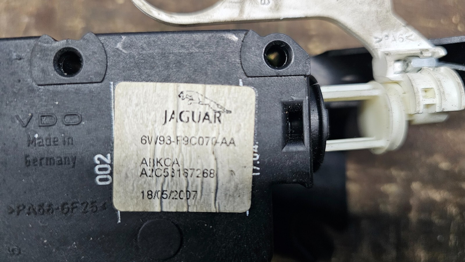 2007 JAGUAR XJ6 X358 FUEL FLAP RELEASE MOTOR ACTUATOR + CABLE 6W93