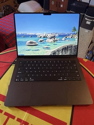 Apple MacBook Pro 14  M5 Chip 16GB RAM 512GB SSD 10C A3434 BH 100%   4 Cycles