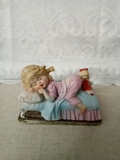 Statuina vintage Capodimonte bambina che dorme nel letto con bambola made in Japan