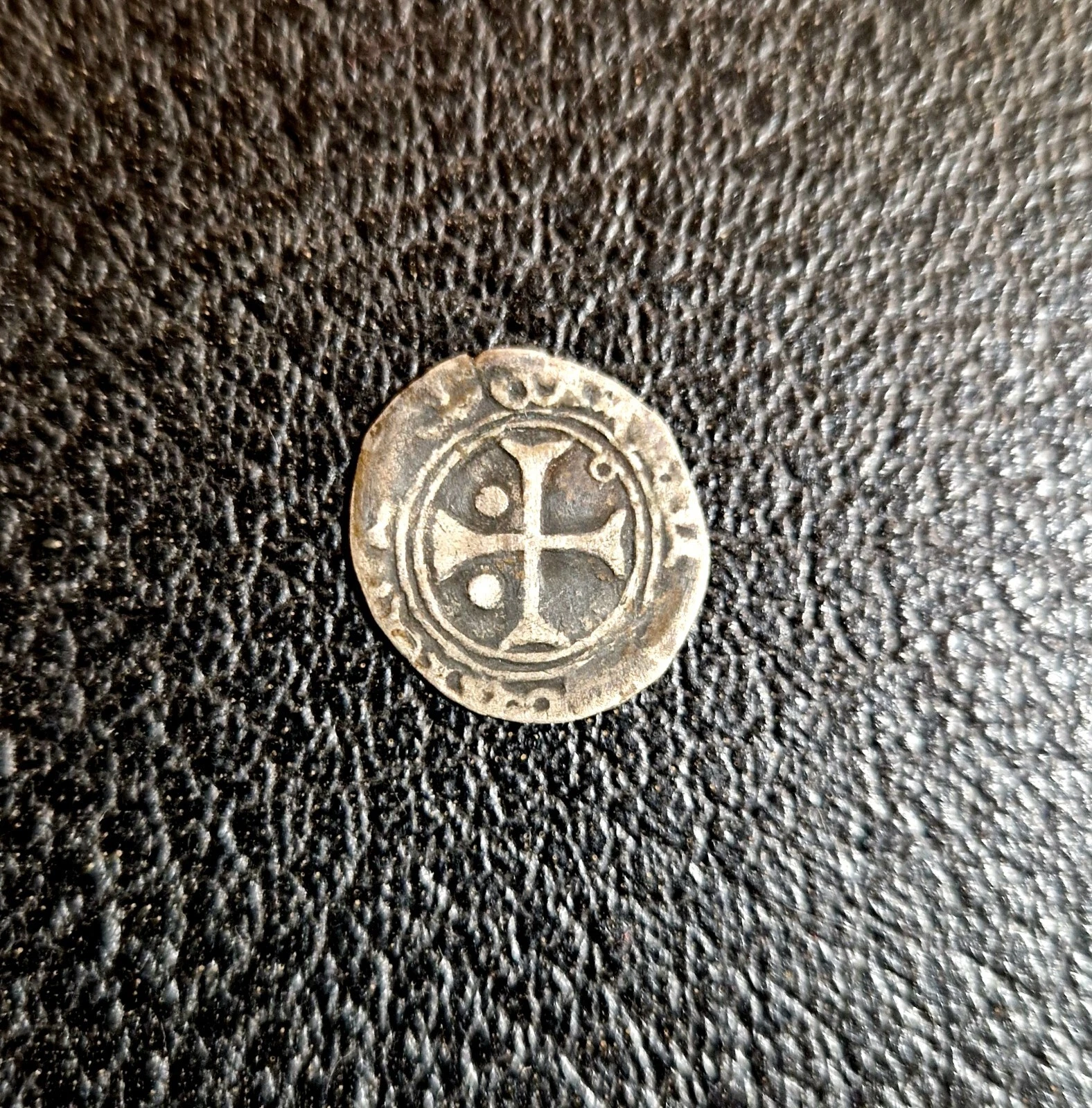Monnaie féodale à identifier en billon - Photo 1/2