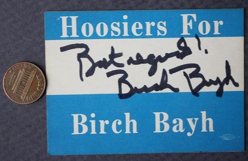 Indiana Senator Präsidentschaftskandidat Birch Bayh handsigniert 1974 Wahlkampfschild -