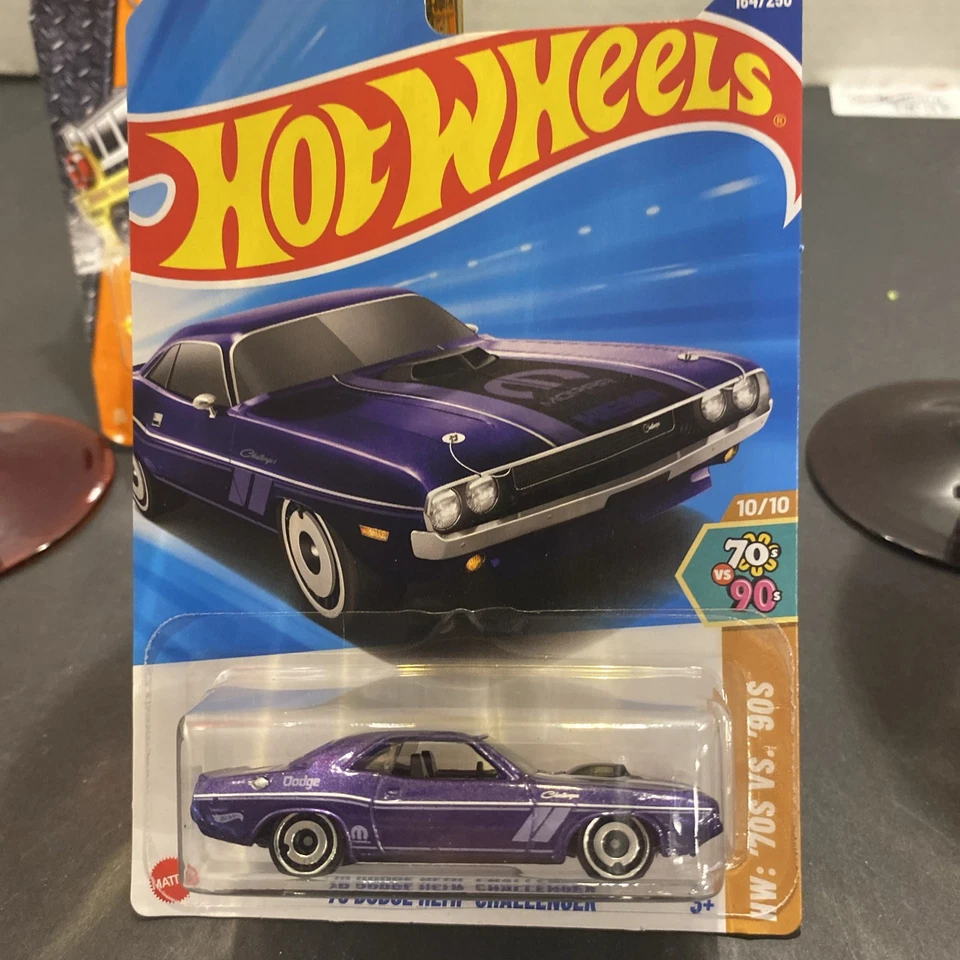 Dodge Hemi Challenger MOPAR A4 púrpura Hot Wheels 2025 HW: años 70 vs. 90 10/10 Foto 2 de 4