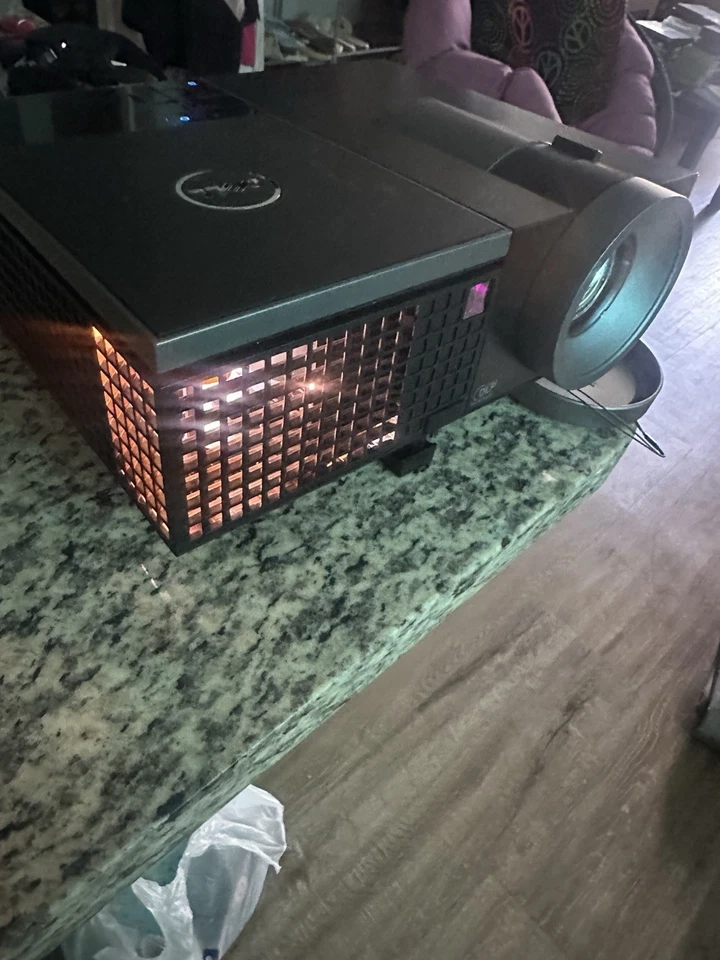 Dell 1510X DLP Digital Projector With HDMI And Other Cables Projection - Image 2 of 4