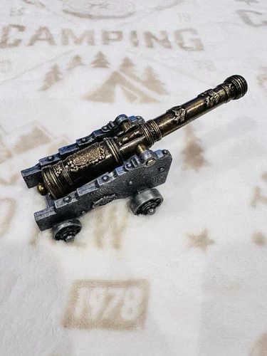 A miniature replica of the "El Tigre" Cannon.