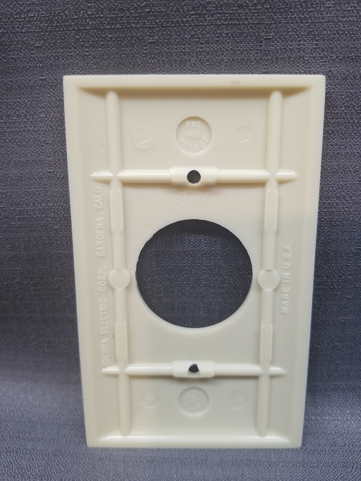 EUC SIERRA ELECTRIC CORPORATION Single Round Receptacle Wall Outlet Cover Plate