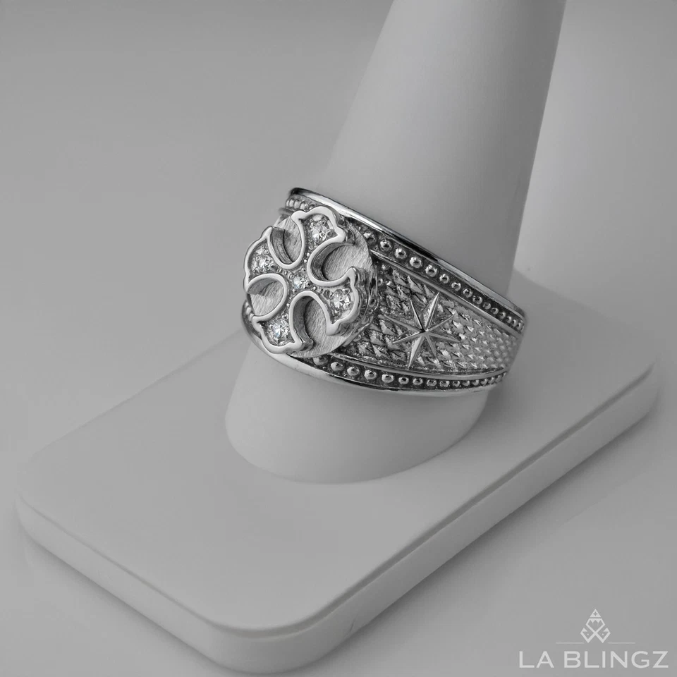 Anillo de plata esterlina con sello de cruz de diamantes de laboratorio para hombre - Banda Estrella del Norte Foto 2 de 4
