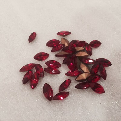 AM988 10x5mm ruby faceted glass navettes, gold foiled (36)