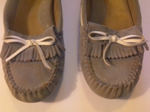 Women's Array Gray Suede Kiltie Tasseled Moccasins Flats Shoes size 8M - Picture 2 of 5
