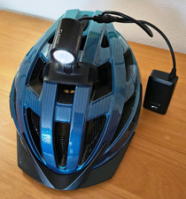 SIGMA KARMA LED-Helmleuchtenset: 1 Lampenkopf, 1 Helmhalterung, 2 Akkus, 1 Lader