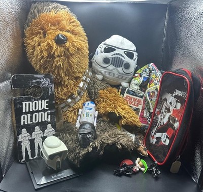 Star Wars gemischtes Konvolut Build-A-Bear Chewbacca Plüsch Stormtrooper & Sammlerstücke