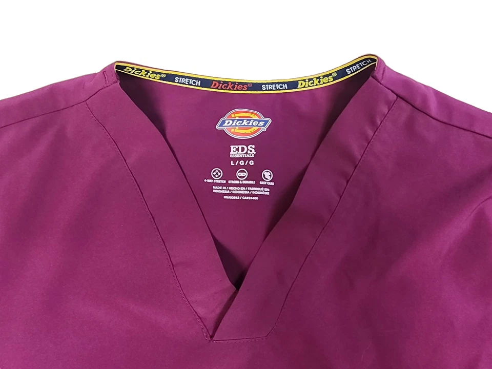 Blusa esfoliante feminina Dickies Essentials 4 vias roxa elástica gola V grande - Imagem 4 de 4