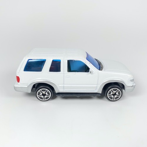 Raro coche diecast Maisto MotorMax blanco Ford Explorer SUV #6061, tinte azul 1:64 - Imagen 2 de 14