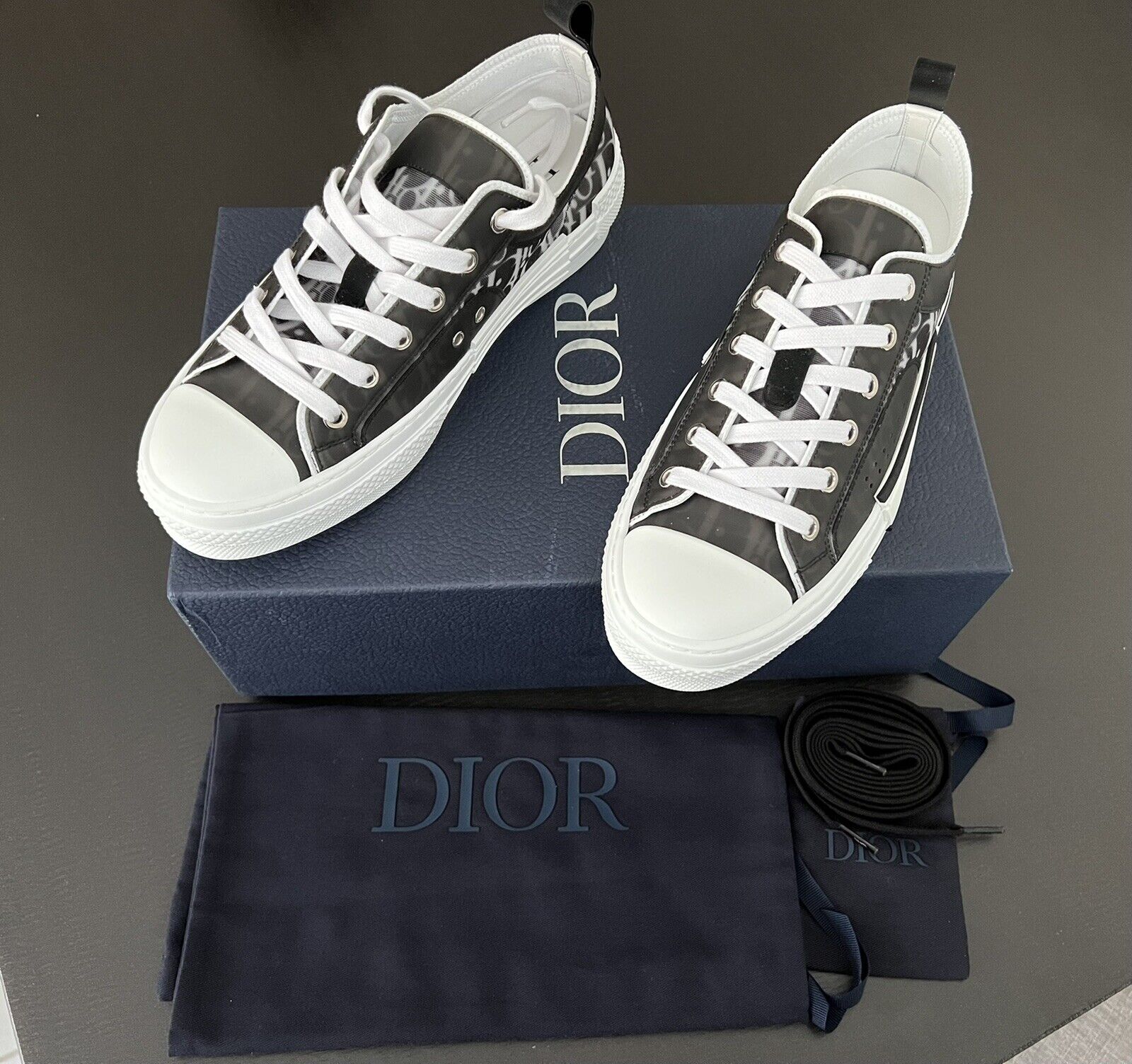 B23 Low-Top Sneaker White and Navy Blue Dior Oblique Canvas