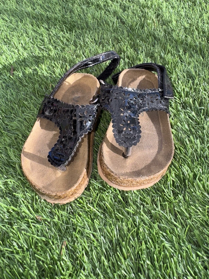 Paquete de 7 pares de chanclas y pantuflas de zapatos para niños pequeños talla 5 Foto 2 de 2
