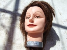 une tete de coiffure Léa tete d'étude cheveux naturel 27cm de hauteur