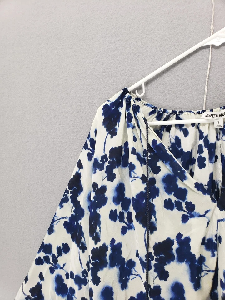 Blusa Elizabeth and James Mujer Pequeña Azul Blanco Seda Floral Manga Larga Top Foto 2 de 4