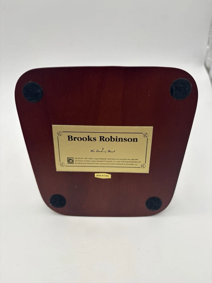 BROOKS ROBINSON- DANBURY MINT LIMITED EDITION FIGURINE 9 INCH BALTIMORE ORIOLES - Image 4 of 4