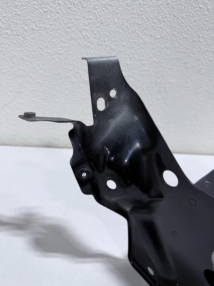 07-11 Jaguar X150 XK XKR guardabarros delantero derecho soporte montaje OEM #3579 Foto 3 de 4