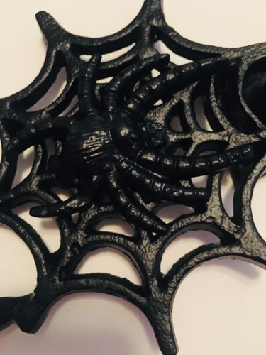 HALLOWEEN SCHWERMETALL-SPINNE IN WEB TÜRKLOPFER DEKOR GOTH PURPURROT TOR - Bild 4 von 7