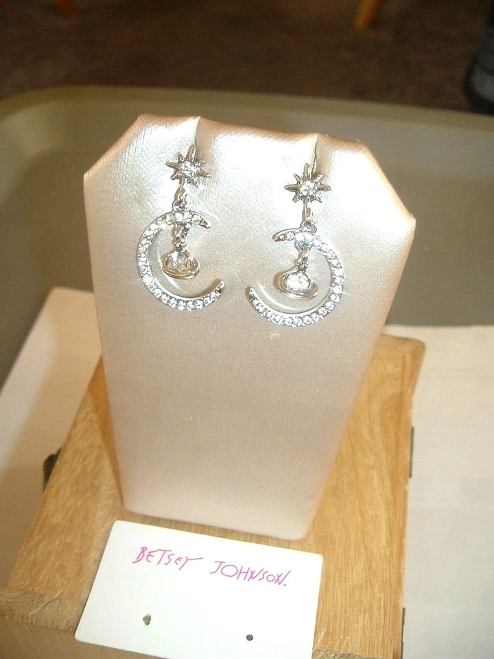 PENDIENTES PERFORADOS CELESTIALES ESTRELLAS LUNAS Colgantes SATURN Betsey Johnson Foto 2 de 4
