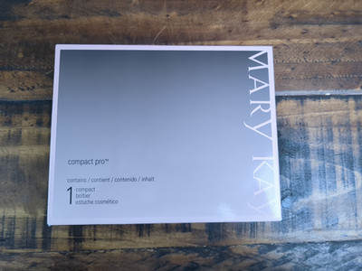 Mary Kay Compact Pro Storage   New in Box