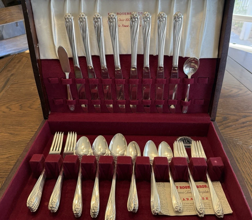Vintage 1847 Rogers Bros IS Daffodil Silverplate Flatware Set for 8 (51 Pieces) - Image 2 of 4