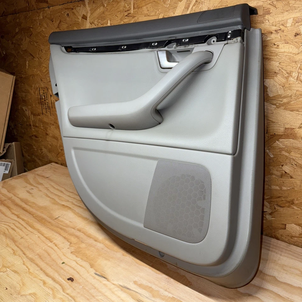 Painel interno traseiro esquerdo da porta Audi A4 2005-2008 cinza - Imagem 2 de 4