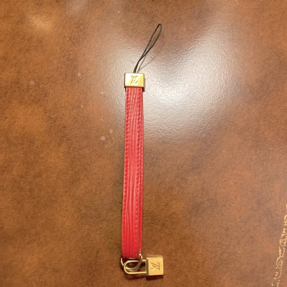 Louis Vuitton Rojo Teléfono/Bolso Dije - Usado en Excelente Condición Foto 2 de 3