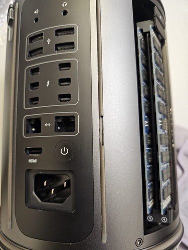 Mac Pro 2013 2.7GHz 12-Core 128GB RAM 1TB SSD AMD FirePro D300 - Picture 10 of 11