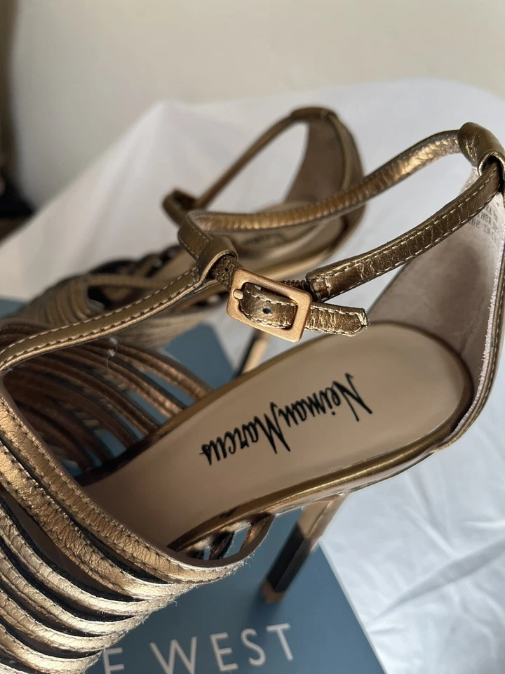 Neiman Marcus 金属金 4-1/2 英寸细高跟鞋 8M — 第 2/4 张图片