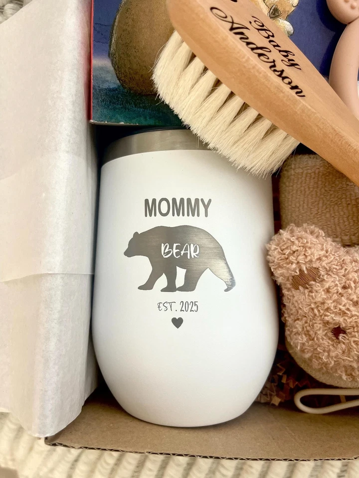 Caja de regalo de género neutral esperando nuevos padres para nueva mamá papá y bebé mamá papá Foto 4 de 4