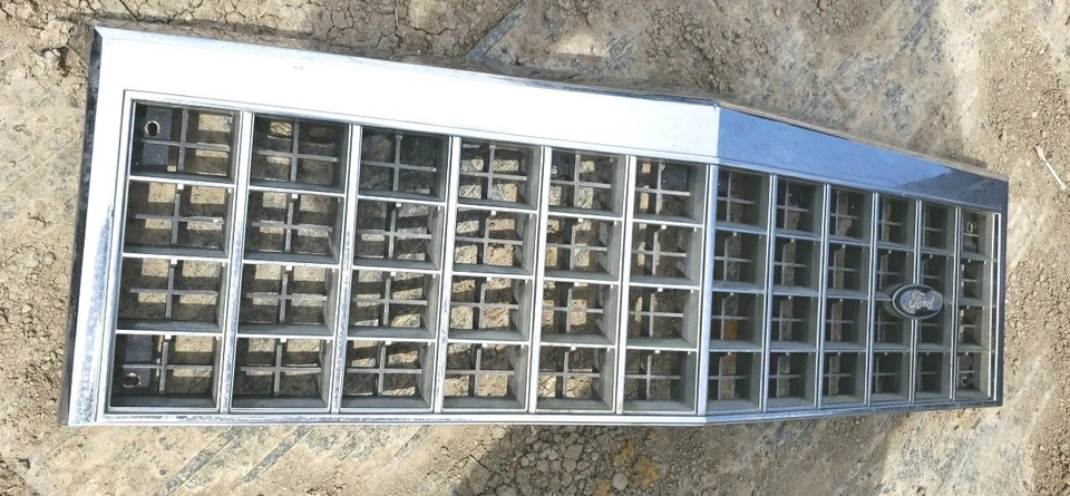 Ford LTD 1979 1980 1981 parrilla delantera. Usado (buen estado) Foto 2 de 4