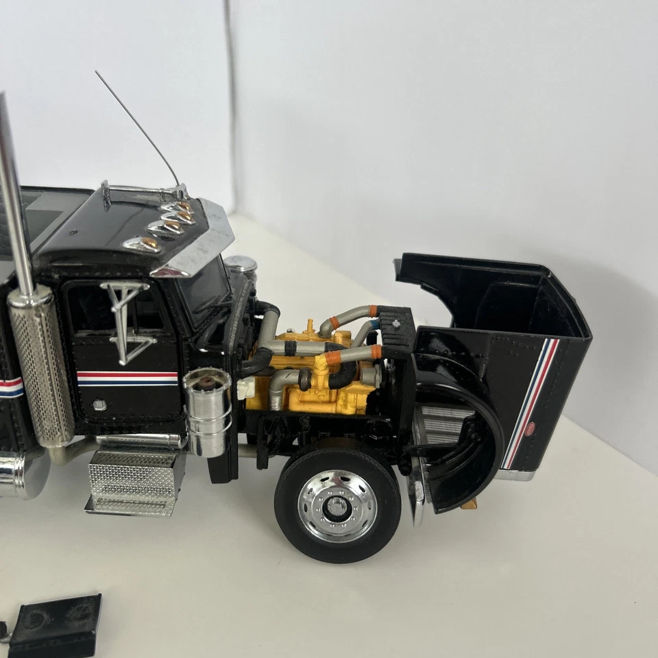 1/32 Franklin Mint Peterbilt Truck & Refrigerated Trailer Die-Cast Model 379 - Image 3 of 4